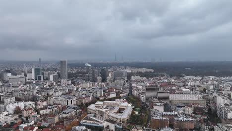 Von-Oben-Betrachtet-Bildet-Die-Skyline-Von-La-Défense-Einen-Markanten-Kontrast-Zu-Den-Wolken.